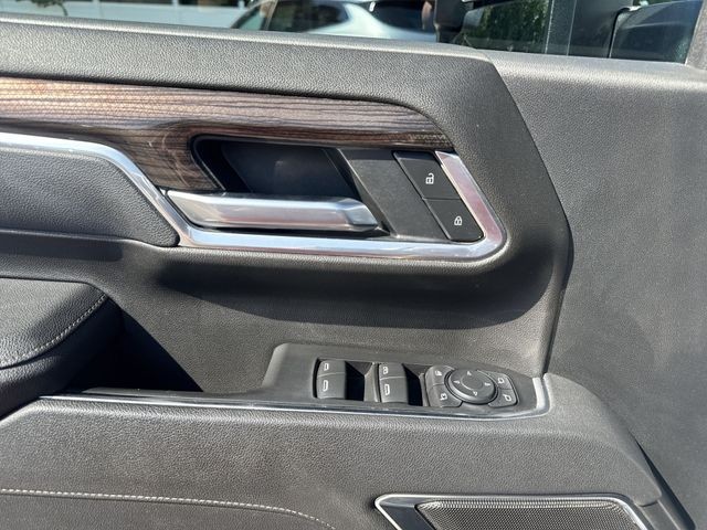 Chevrolet Silverado 2500HD Vehicle Full-screen Gallery Image 23