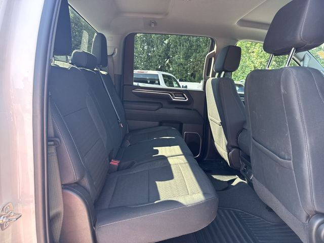 Chevrolet Silverado 2500HD Vehicle Full-screen Gallery Image 26
