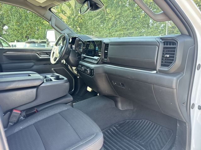 Chevrolet Silverado 2500HD Vehicle Full-screen Gallery Image 28