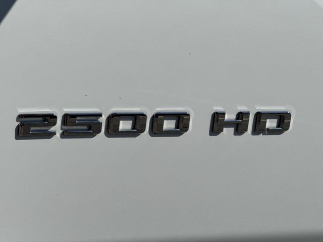 Chevrolet Silverado 2500HD Vehicle Full-screen Gallery Image 31