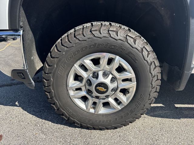 Chevrolet Silverado 2500HD Vehicle Full-screen Gallery Image 32