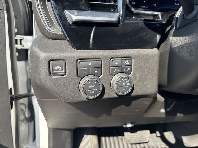 Chevrolet Silverado 2500HD Vehicle Full-screen Gallery Image 34