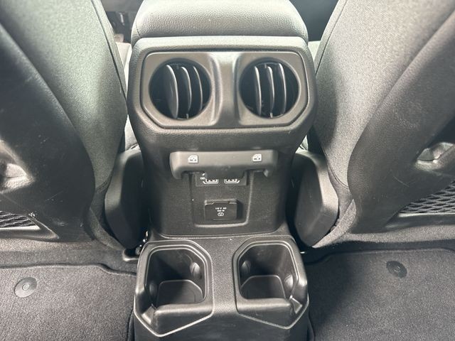 Jeep Wrangler Vehicle Full-screen Gallery Image 25