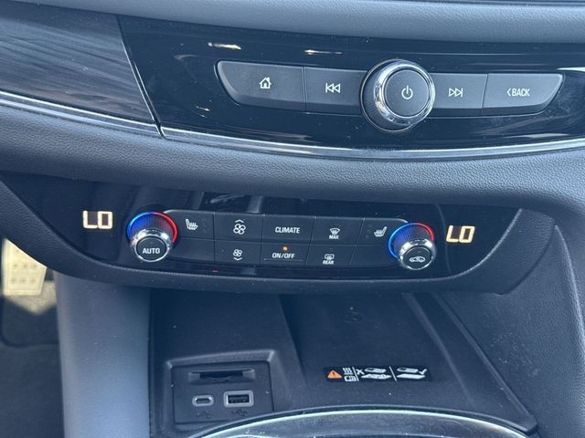 Buick Enclave Vehicle Full-screen Gallery Image 17