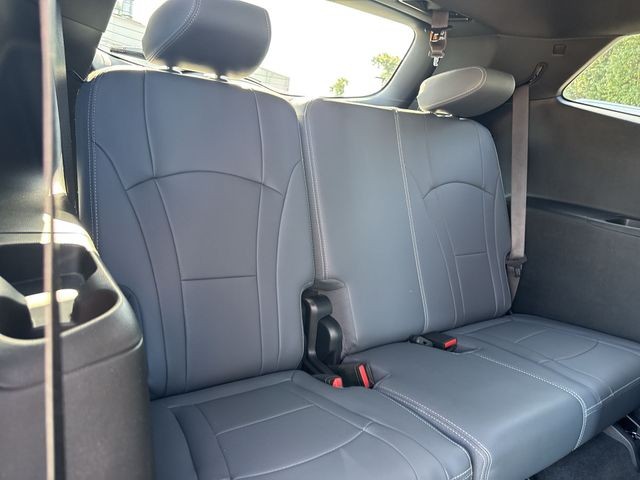 Buick Enclave Vehicle Full-screen Gallery Image 25