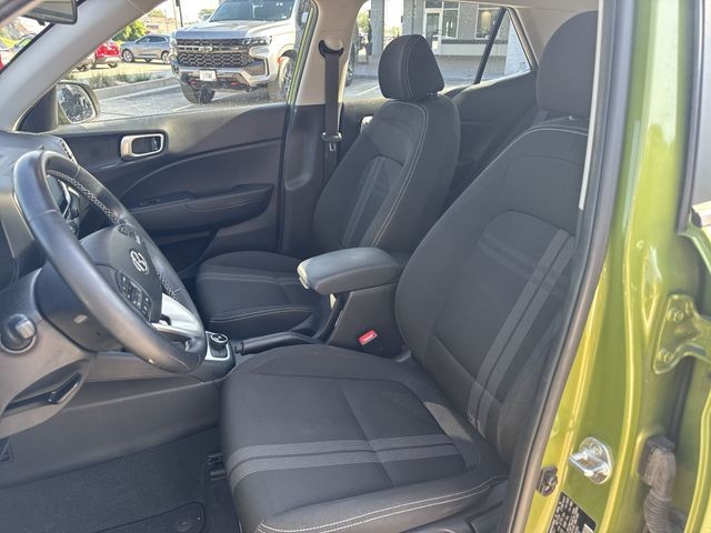 Hyundai Venue Vehicle Full-screen Gallery Image 23