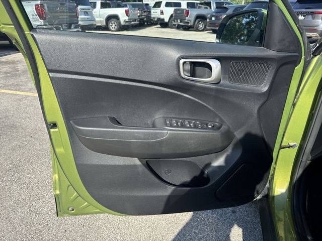 Hyundai Venue Vehicle Full-screen Gallery Image 25