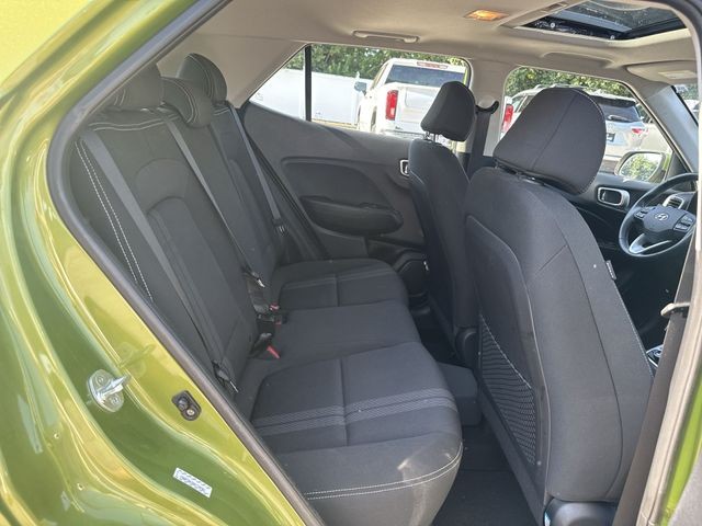 Hyundai Venue Vehicle Full-screen Gallery Image 29
