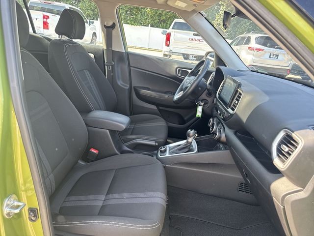 Hyundai Venue Vehicle Full-screen Gallery Image 30
