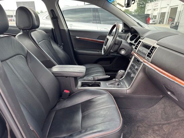 Lincoln MKZ Vehicle Full-screen Gallery Image 05