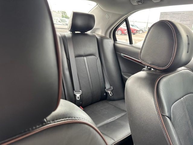 Lincoln MKZ Vehicle Full-screen Gallery Image 07