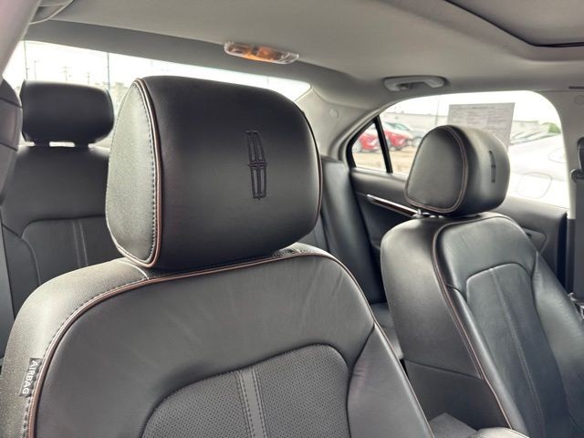 Lincoln MKZ Vehicle Full-screen Gallery Image 09