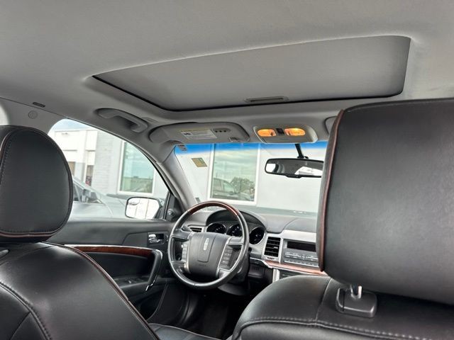 Lincoln MKZ Vehicle Full-screen Gallery Image 11