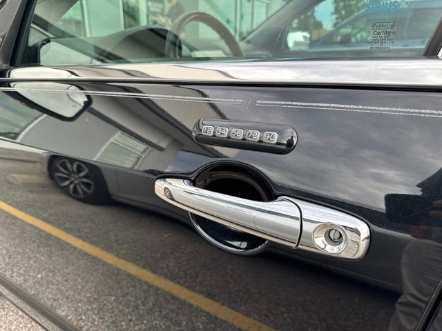 Lincoln MKZ Vehicle Full-screen Gallery Image 13