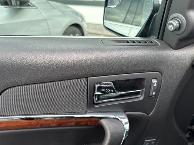 Lincoln MKZ Vehicle Full-screen Gallery Image 15