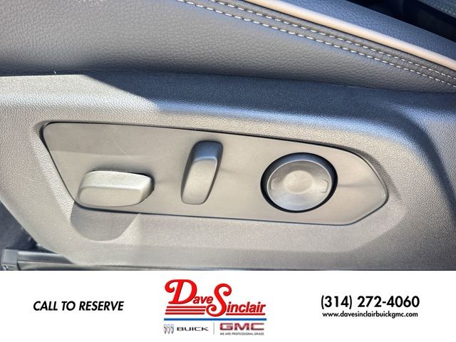 GMC Canyon Vehicle Full-screen Gallery Image 12