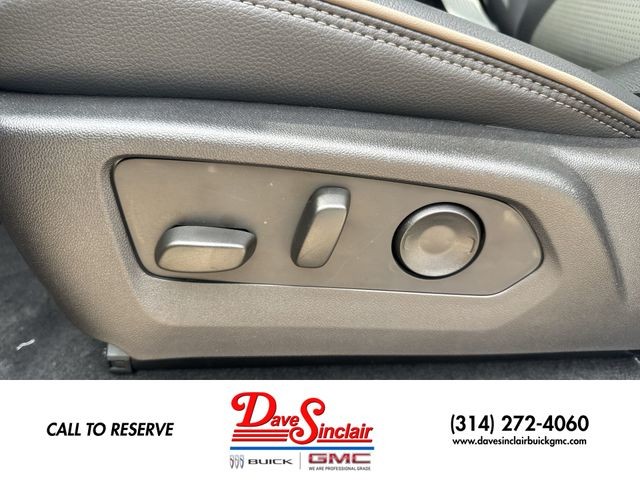 GMC Canyon Vehicle Full-screen Gallery Image 12