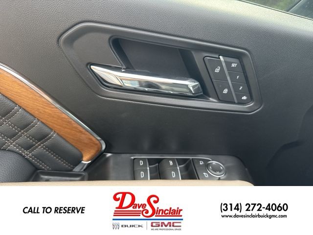 GMC Canyon Vehicle Full-screen Gallery Image 13