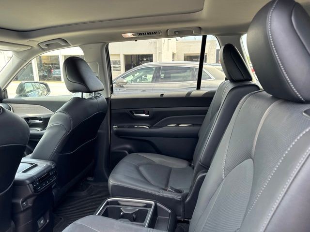 Toyota Grand Highlander Vehicle Full-screen Gallery Image 14