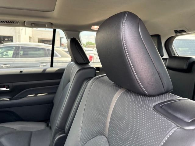Toyota Grand Highlander Vehicle Full-screen Gallery Image 15