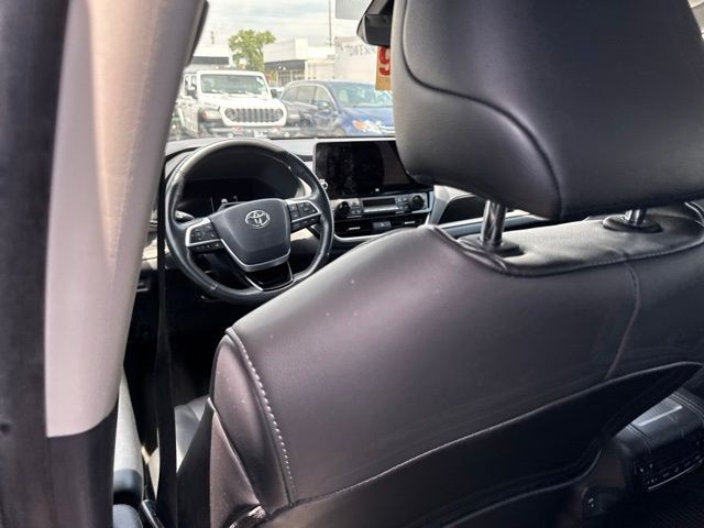 Toyota Grand Highlander Vehicle Full-screen Gallery Image 17