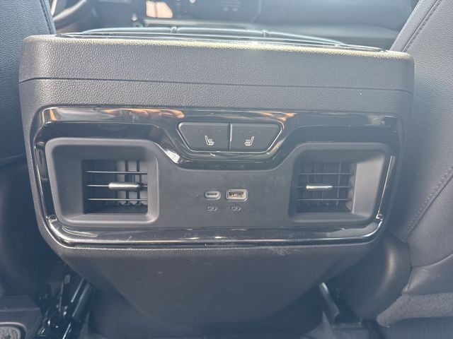 GMC Sierra 1500 Vehicle Full-screen Gallery Image 26