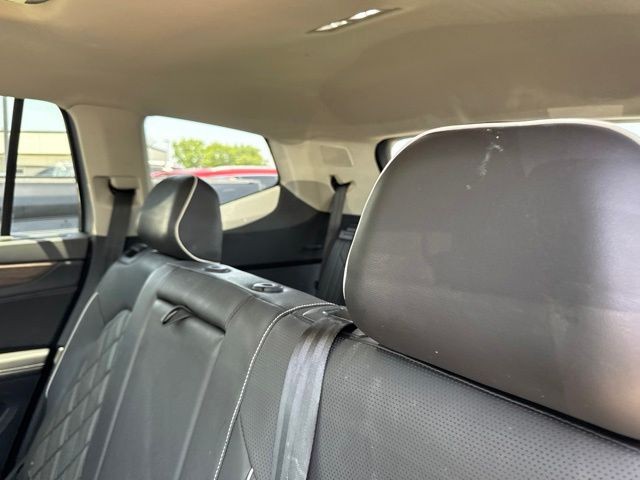 Volkswagen Atlas Vehicle Full-screen Gallery Image 11