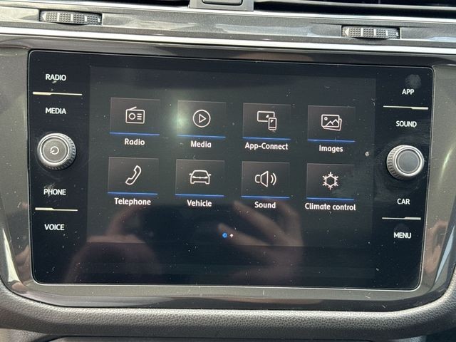 Volkswagen Tiguan Vehicle Full-screen Gallery Image 17