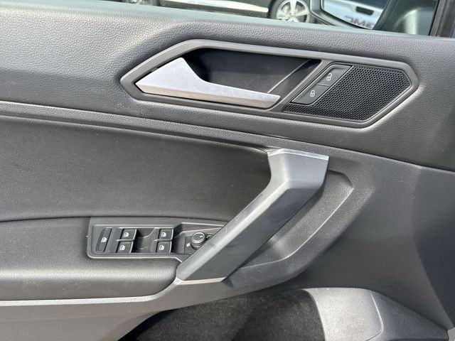 Volkswagen Tiguan Vehicle Full-screen Gallery Image 28