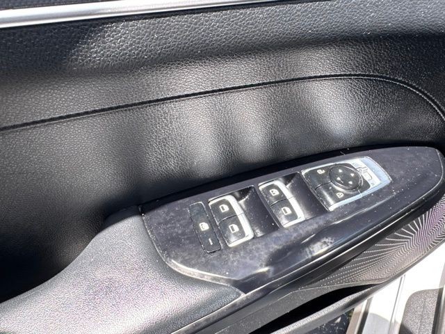 Kia K5 Vehicle Full-screen Gallery Image 20