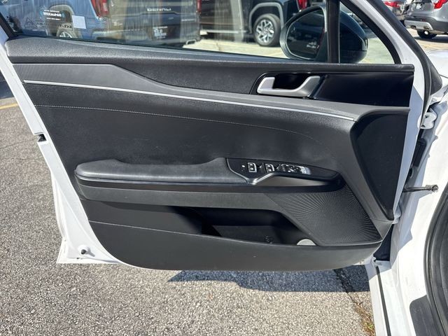 Kia K5 Vehicle Full-screen Gallery Image 25
