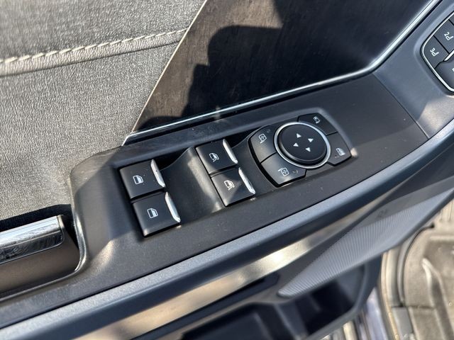 Ford F-150 Vehicle Full-screen Gallery Image 28