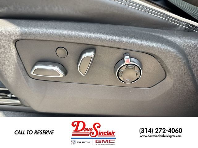 GMC Yukon Vehicle Full-screen Gallery Image 12