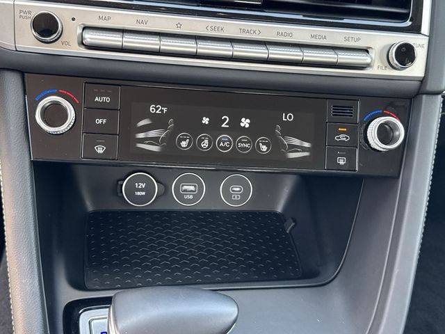 Genesis G70 Vehicle Full-screen Gallery Image 22