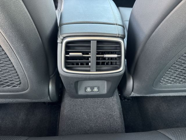 Genesis G70 Vehicle Full-screen Gallery Image 25