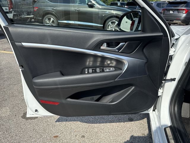 Genesis G70 Vehicle Full-screen Gallery Image 26