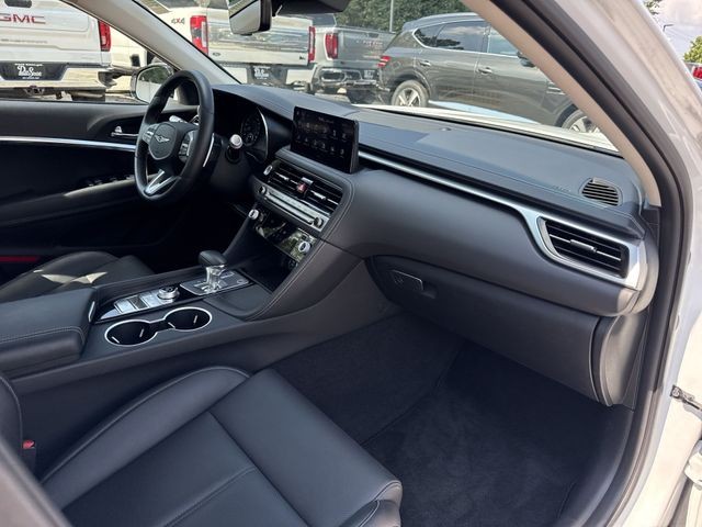 Genesis G70 Vehicle Full-screen Gallery Image 32