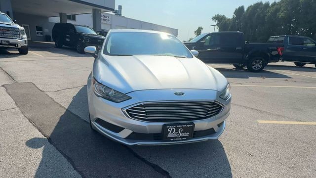 Ford Fusion Vehicle Full-screen Gallery Image 03