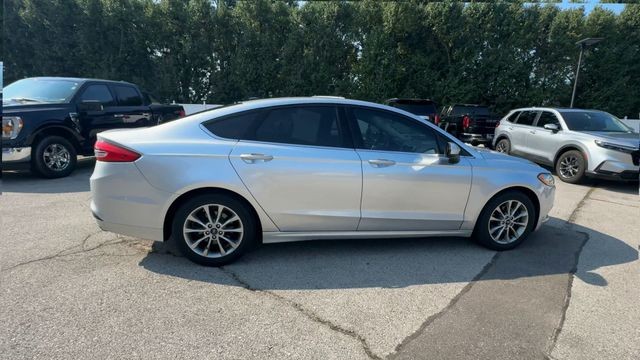 Ford Fusion Vehicle Full-screen Gallery Image 11
