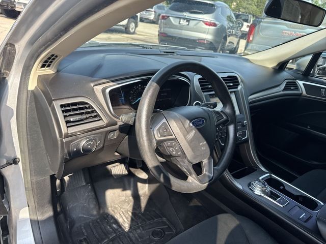Ford Fusion Vehicle Full-screen Gallery Image 13