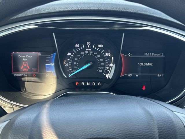 Ford Fusion Vehicle Full-screen Gallery Image 15