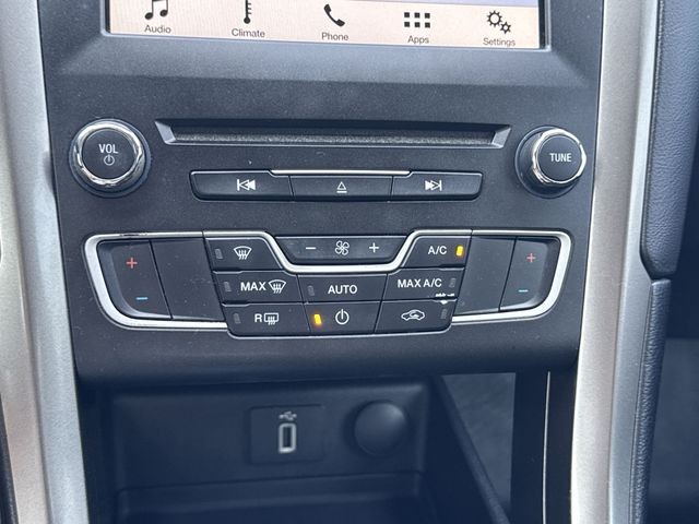 Ford Fusion Vehicle Full-screen Gallery Image 21