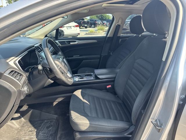 Ford Fusion Vehicle Full-screen Gallery Image 23