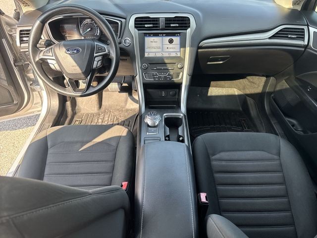 Ford Fusion Vehicle Full-screen Gallery Image 24