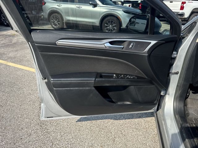 Ford Fusion Vehicle Full-screen Gallery Image 26