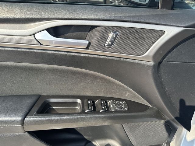 Ford Fusion Vehicle Full-screen Gallery Image 27