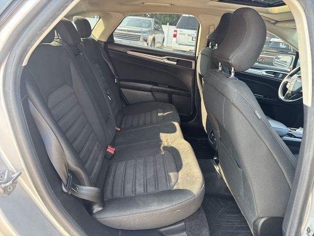 Ford Fusion Vehicle Full-screen Gallery Image 30