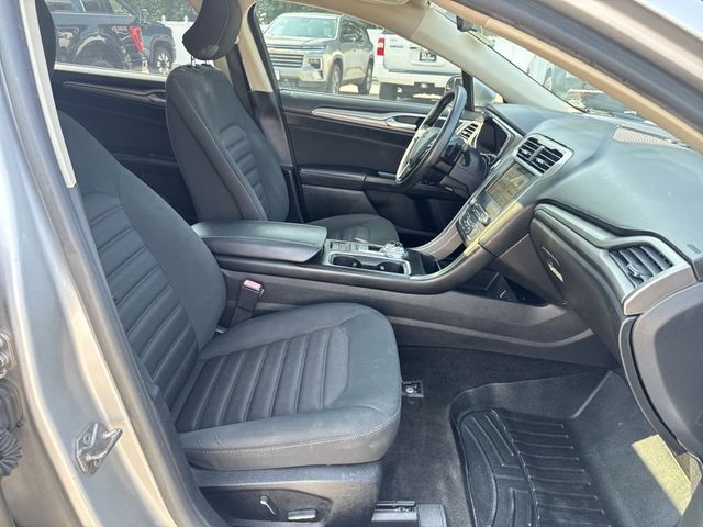 Ford Fusion Vehicle Full-screen Gallery Image 31