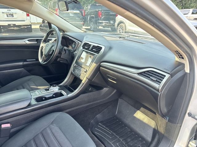 Ford Fusion Vehicle Full-screen Gallery Image 32