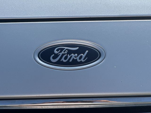 Ford Fusion Vehicle Full-screen Gallery Image 34